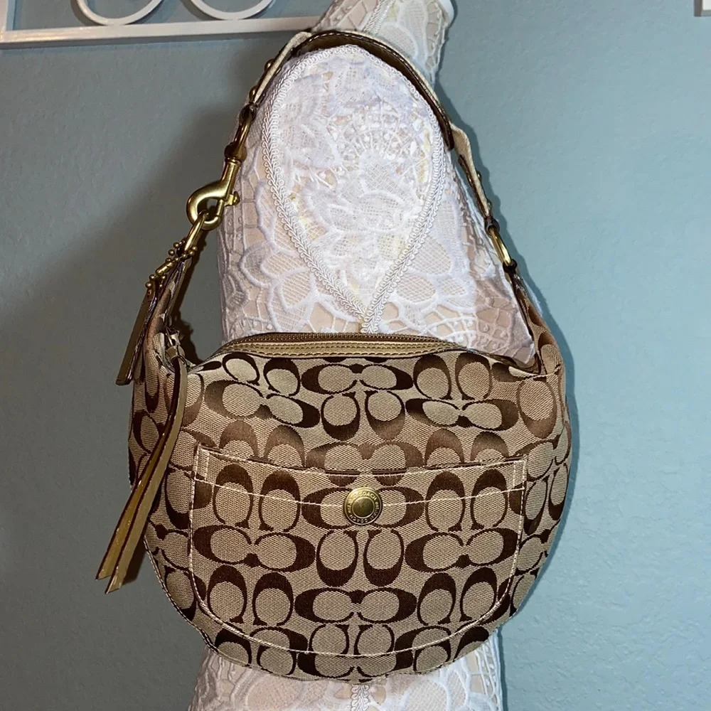 EUC Coach Hampton Signature monogram Canvas shoulder Bag 8631